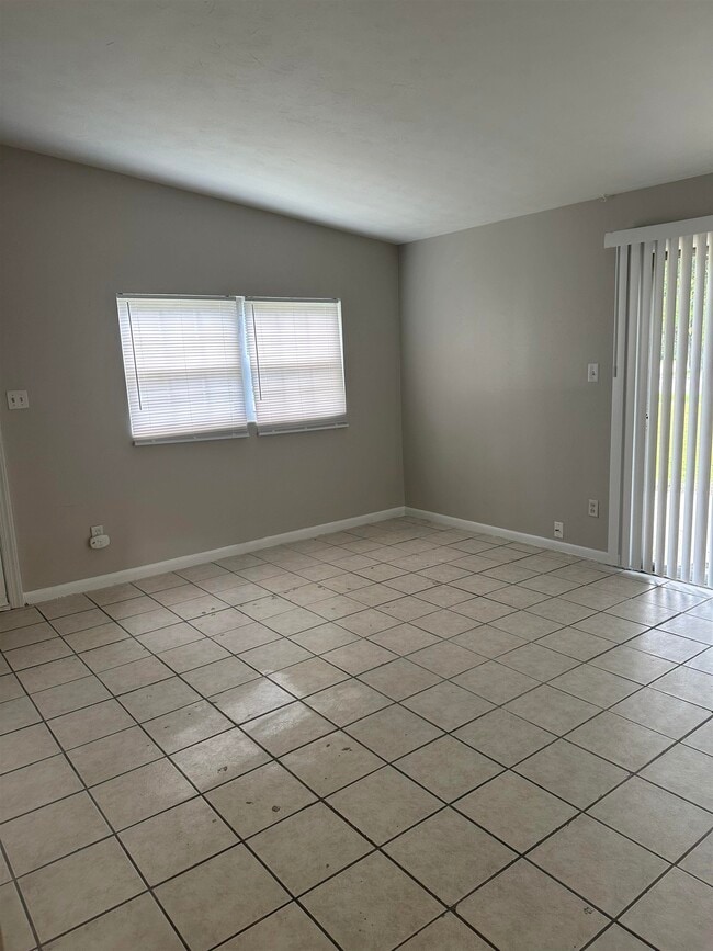 Photo - 422 Essex Dr