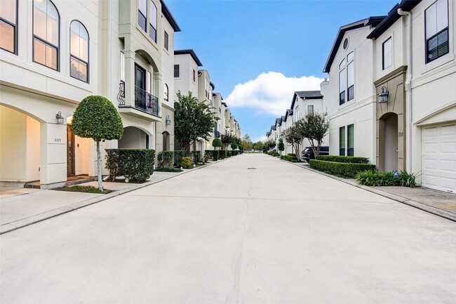 Photo - 3105 Fairdale Oaks E