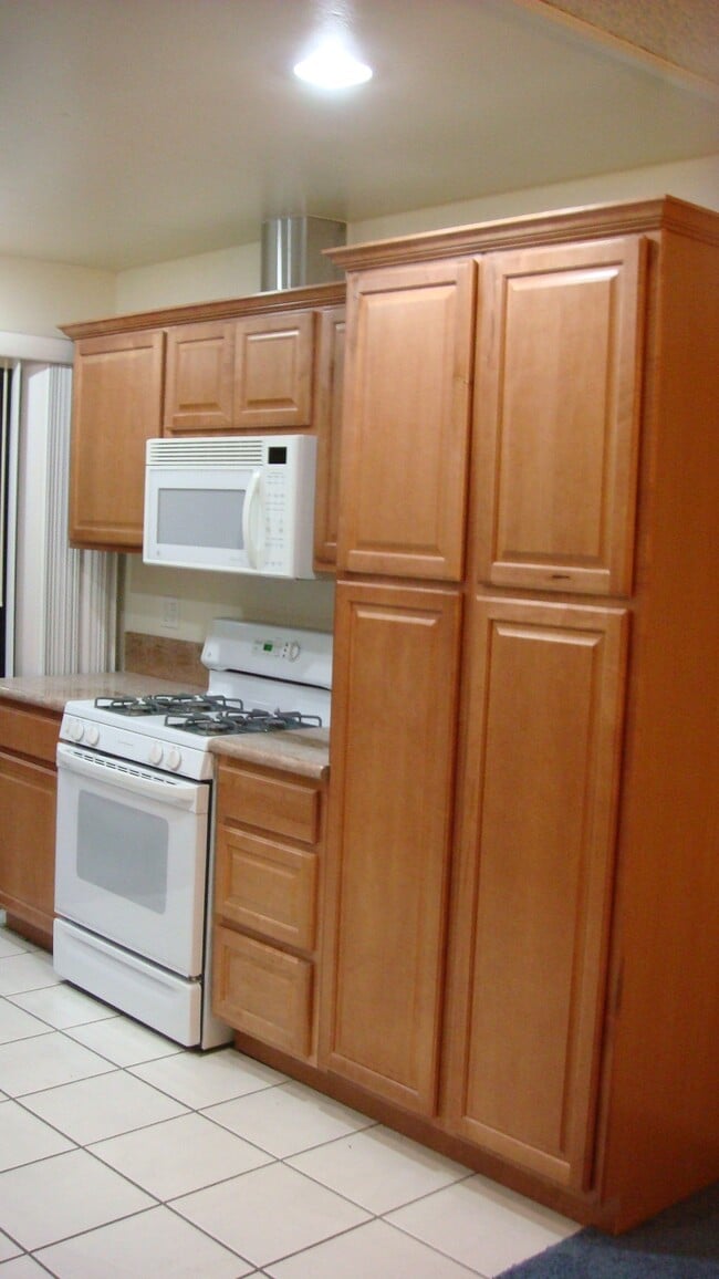 Cocina y despensa (ahora con suelo laminado de madera). - 2870 N Cottonwood St Unidad 14