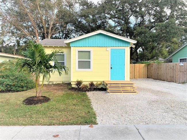 Building Photo - Quaint Bungalow on the Tangerine Greenway! Rental