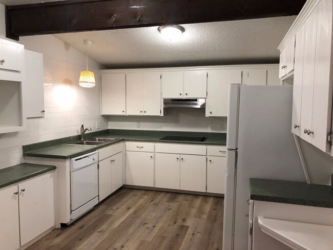 Photo - Large 3-Bedroom with Vaulted Ceilings