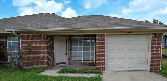 Building Photo - 3 bed 2 bath Duplex Decatur TX