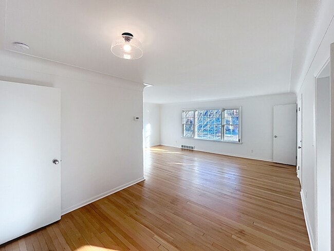 Photo - 18411 Chagrin Blvd Unidad 2