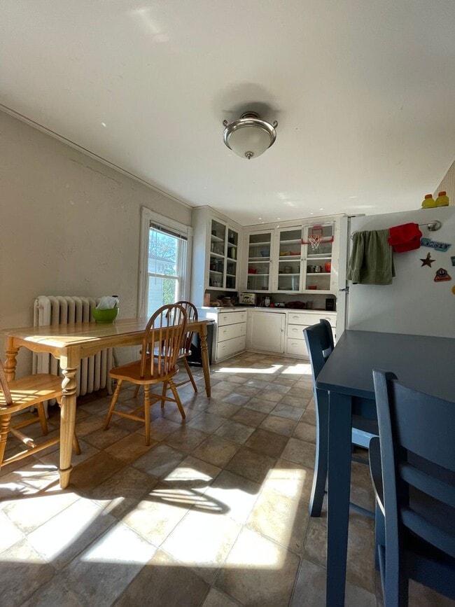 Building Photo - 3 Bedroom Apartment in Great Location. Unit 405