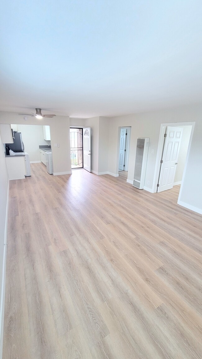 Main Room pic 2 - 4146 Redondo Beach Blvd Unit C