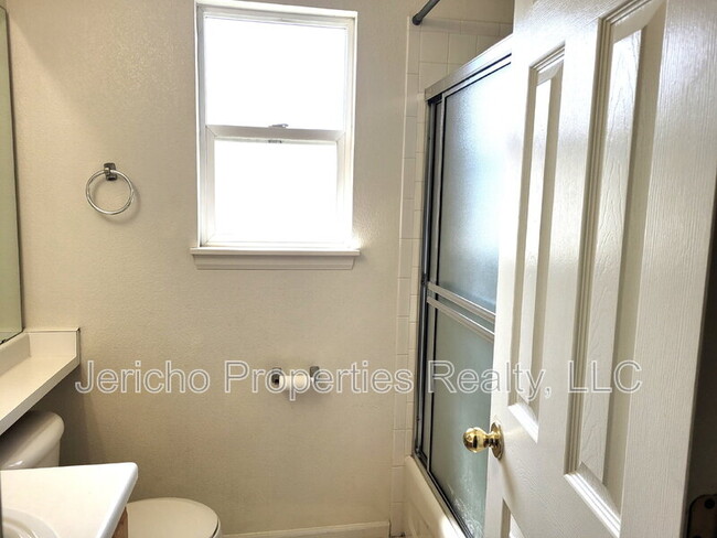Photo - 5215 Dudley St