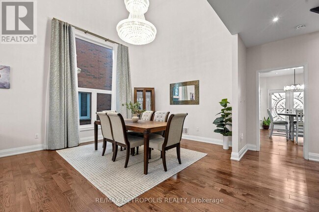 Photo - 552 Feathergrass Crescent