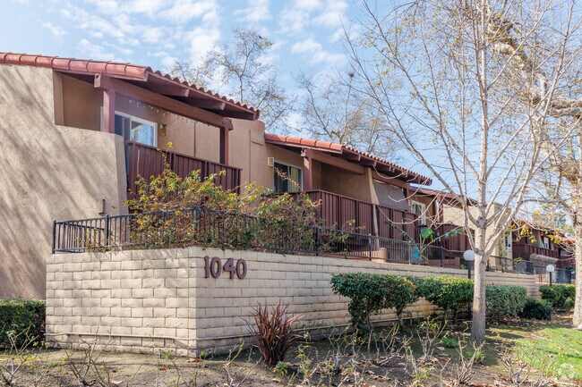 1000 - 1040 Oeste de MacArthur Blvd. - MacArthur Village