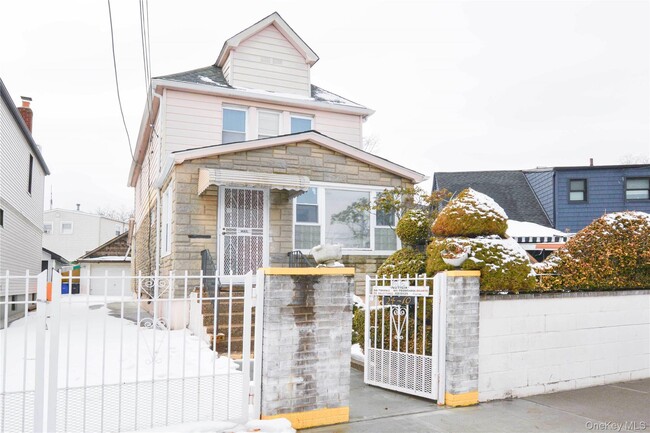 Building Photo - 24-10 Gillmore St Unit 2