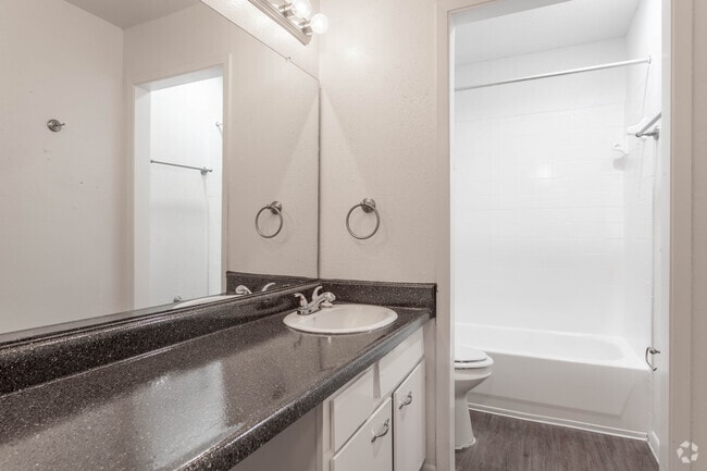 1 BR, 1 BA - 790 SF