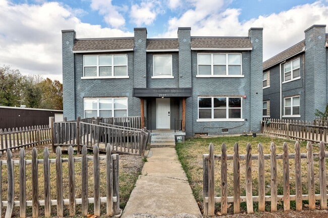 Photo - Bright & Stylish 2-Bedroom Close to the Plaza District