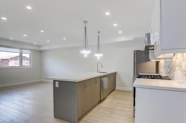 Photo - 115 Livingstone Ave Unit Upper