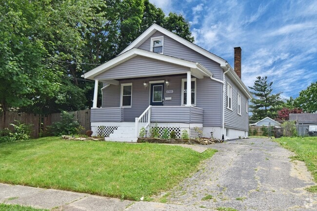 Building Photo - 1701 Sundale Ave Rental