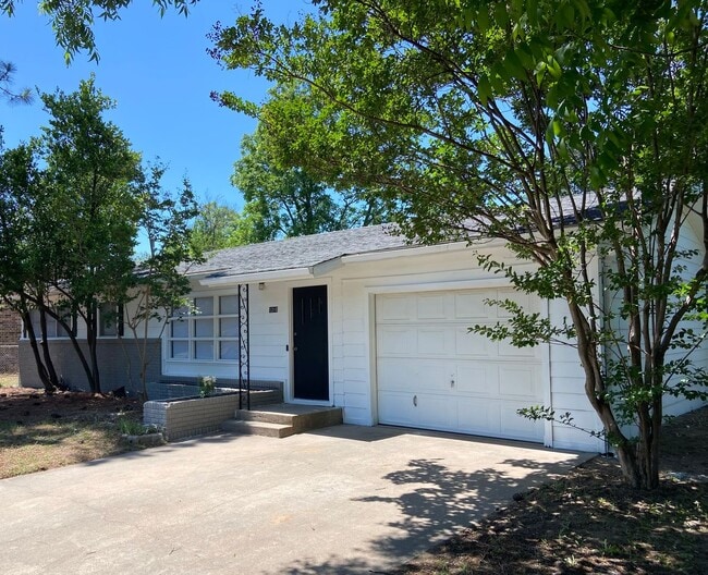 Building Photo - 3/1 house with garage, fenced backyard, walk to TSU