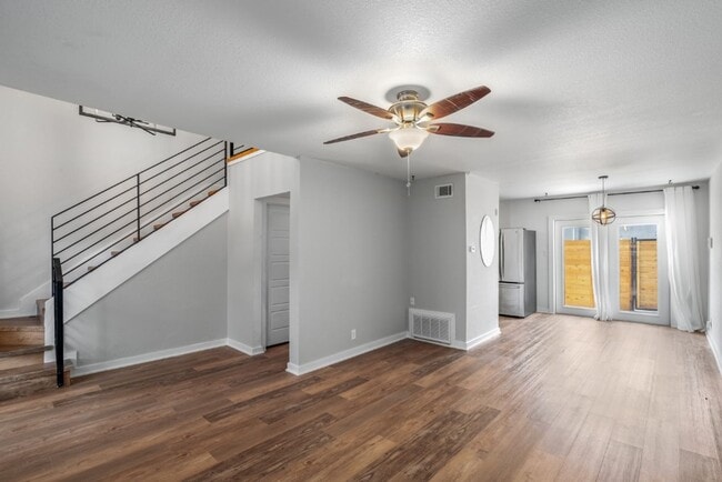 Photo - 6211 Manor Rd