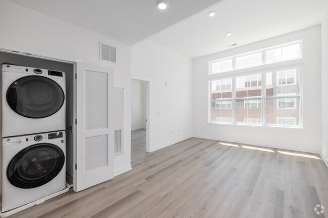 1BR, 1BA - 710SF - Living Room