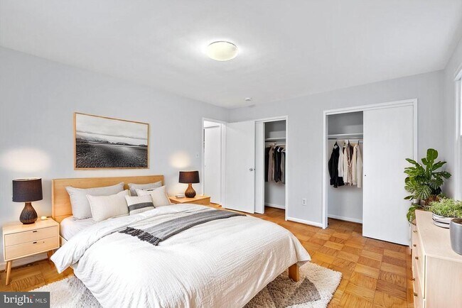 Building Photo - 945 N Barton St Unit 204