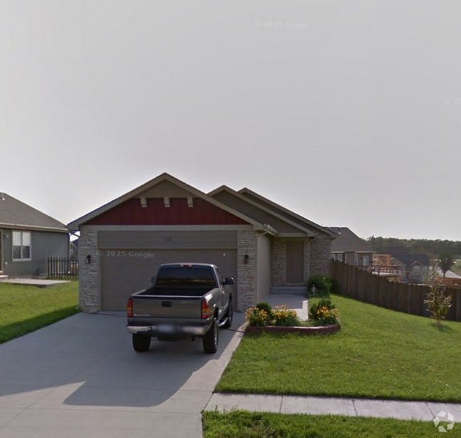 Building Photo - Walk-out basement with a fenced yard! Rental