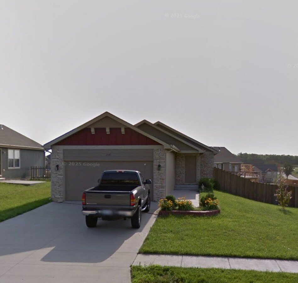 Walk-out basement with a fenced yard! - Walk-out basement with a fenced yard! House
