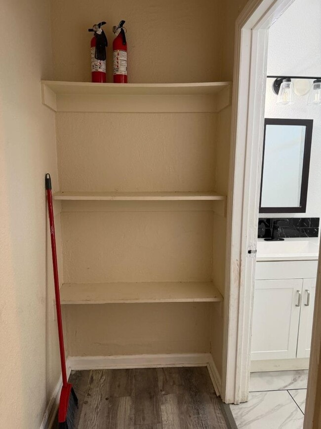 Building Photo - 661 Clara St