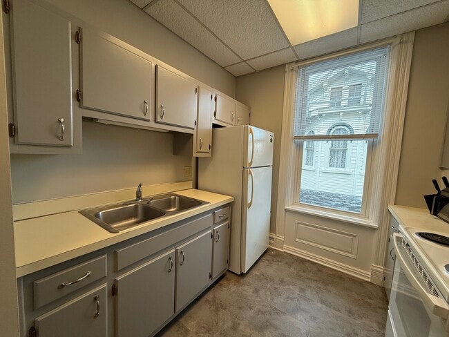 Kitchen - 112 W Main St Unit 2A