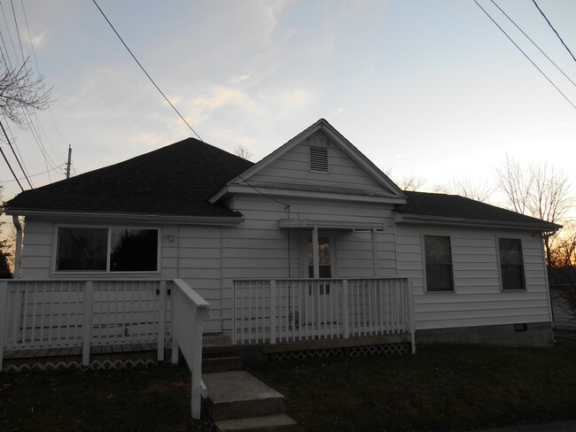 Building Photo - 1021 W Howe St Rental
