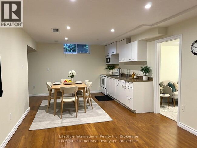 Photo - 114 Clairfields Dr W