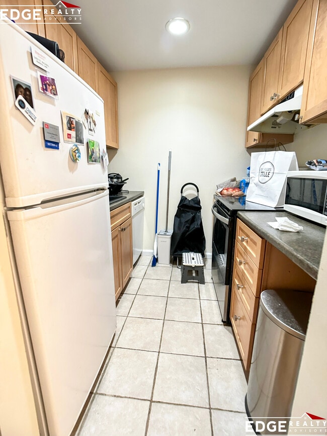 Photo - 390 Riverway Unidad 19