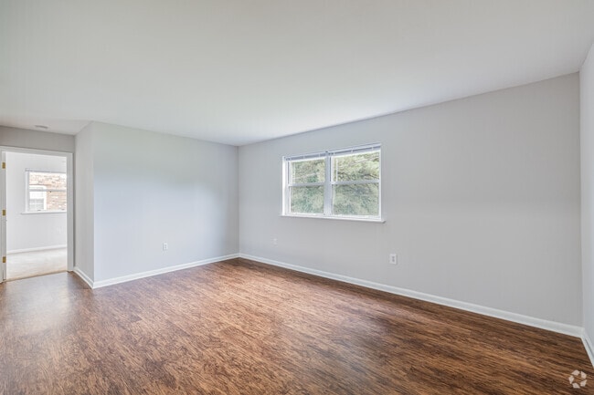 2BR, 1BA 768SF - Platinum - Livingroom