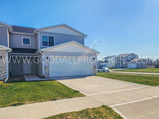 Building Photo - 3 Bedroom Townhome with a 2-car garage