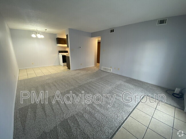 Building Photo - 2318 SW Briarwood Plaza Unit Apt 105D