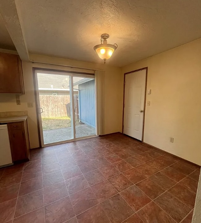 Photo - Spacious 3 Bedroom Home with Fenced Yard & Oversized Garage in Eugene