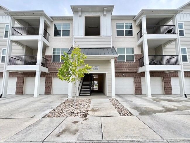 Spacious & Bright 3 Bedroom Condo with Pool Access, Garage, and Prime Lehi Location! - Spacious & Bright 3 Bedroom Condo with Pool Access, Garage, and Prime Lehi Location!