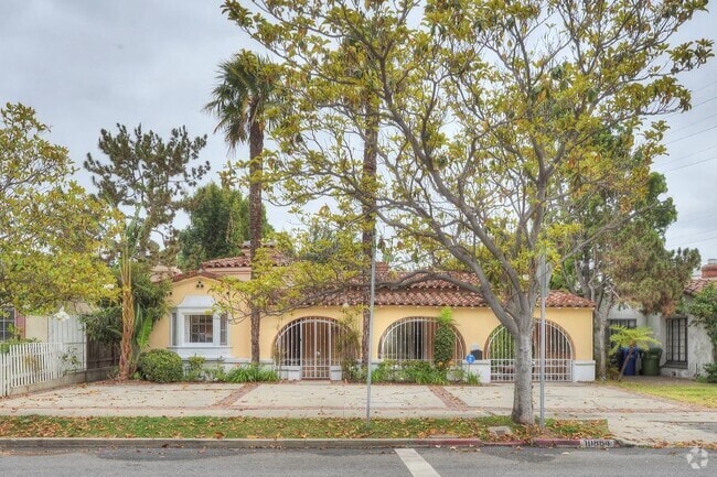 Building Photo - 10864 Wellworth Ave Rental