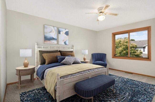 Photo - 464 Roundhouse St