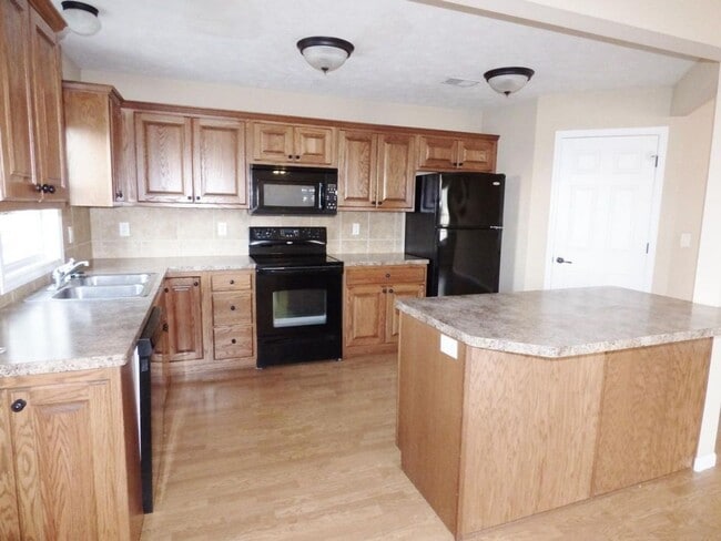 Building Photo - 4 bedroom 2.5 bathroom duplex located in a...