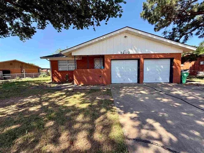 Photo - 1210 Clover Dr Casa