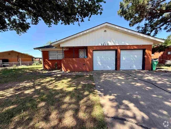 Building Photo - 1210 Clover Dr Rental