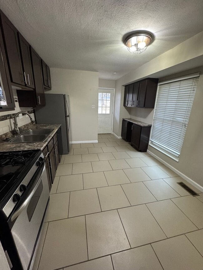 Photo - Beautiful 3 Bed 1 Bath For Rent!
