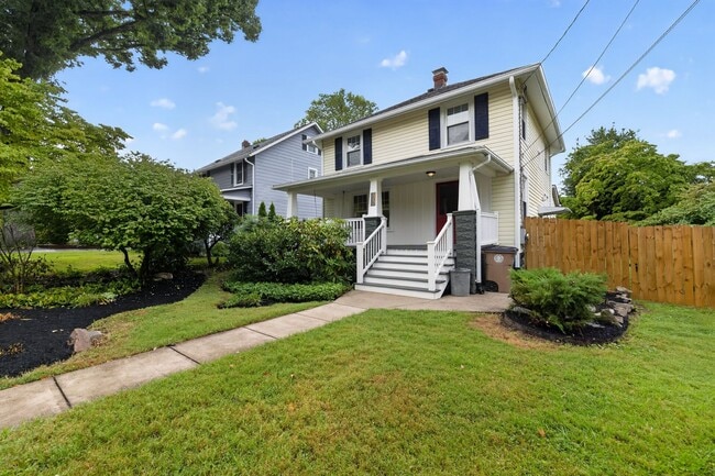 907 Grandin Ave