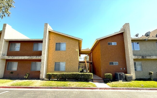 Building Photo - **RENT SPECIAL** Newly Updated 2 bed, 2 bath located in San Bernardino!