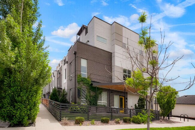 Stylish Sloan’s Lake Townhome with Rooftop... - Stylish Sloan’s Lake Townhome with Rooftop... Unit 14