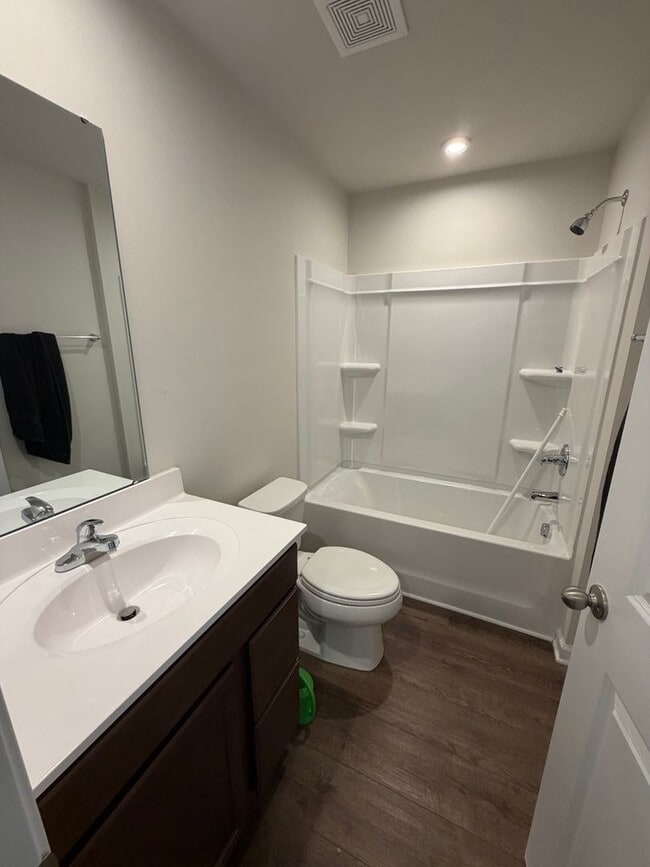 Building Photo - 3 bedroom home with 1 car garage available now!