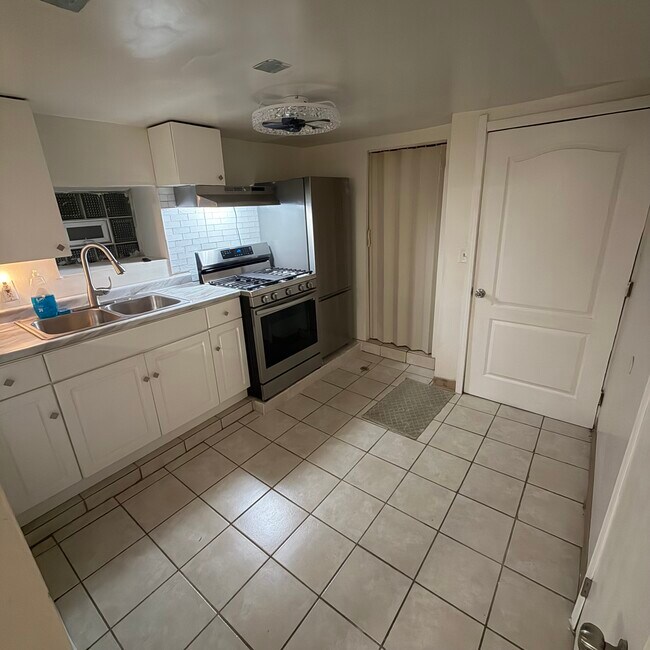 1806 N Luna Ave Unit Luna