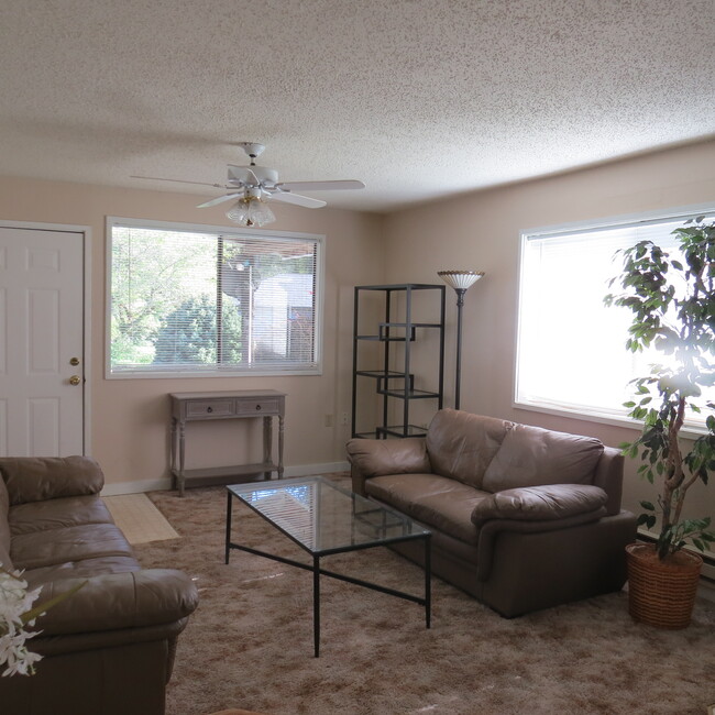 Front Sitting Room - 19222 NE 259th St Apartment Unit 1