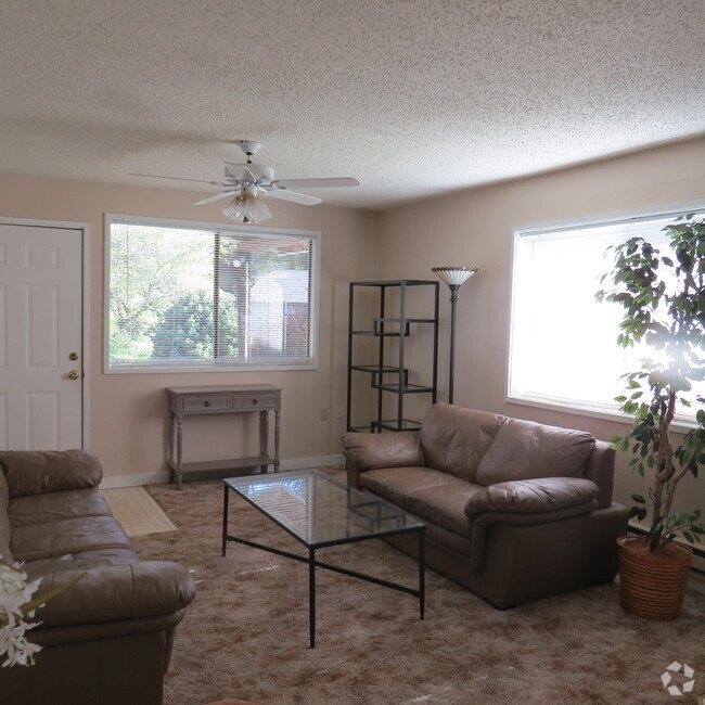 Front Sitting Room - 19222 NE 259th St Unit 1 Rental