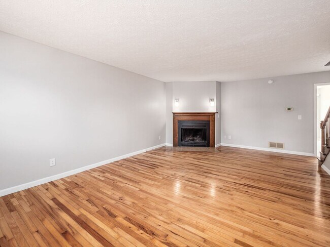 Photo - 2017 Queensgate Ln