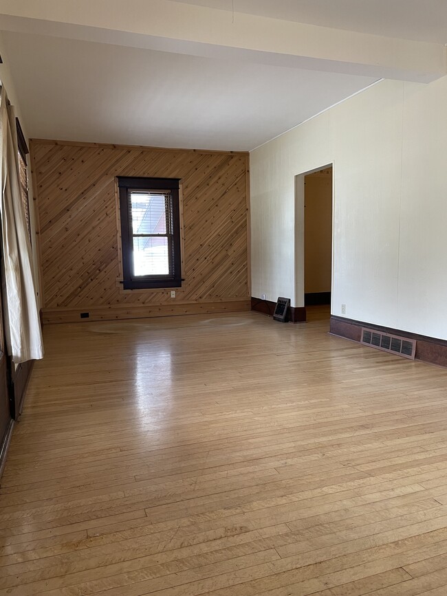 Photo - 1042 Main St