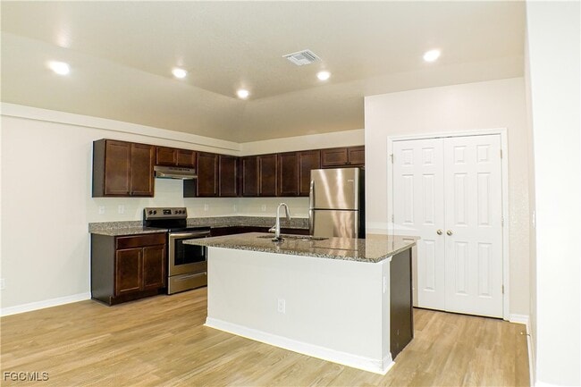 Photo - 343 Reeves St