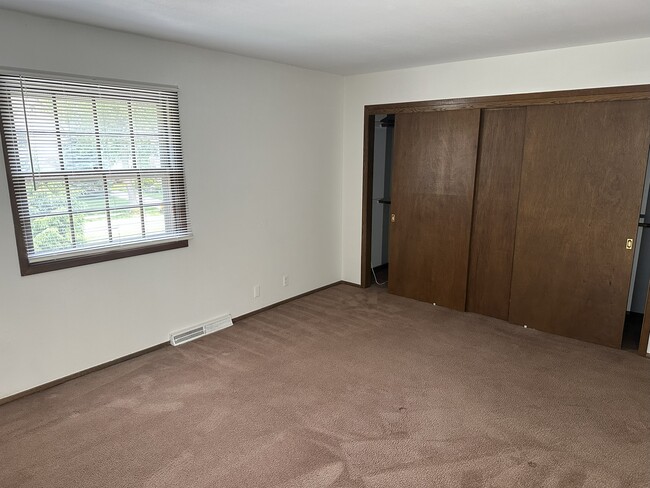 Livingroom1 - 1331 Martha Washington Dr Unit Lower